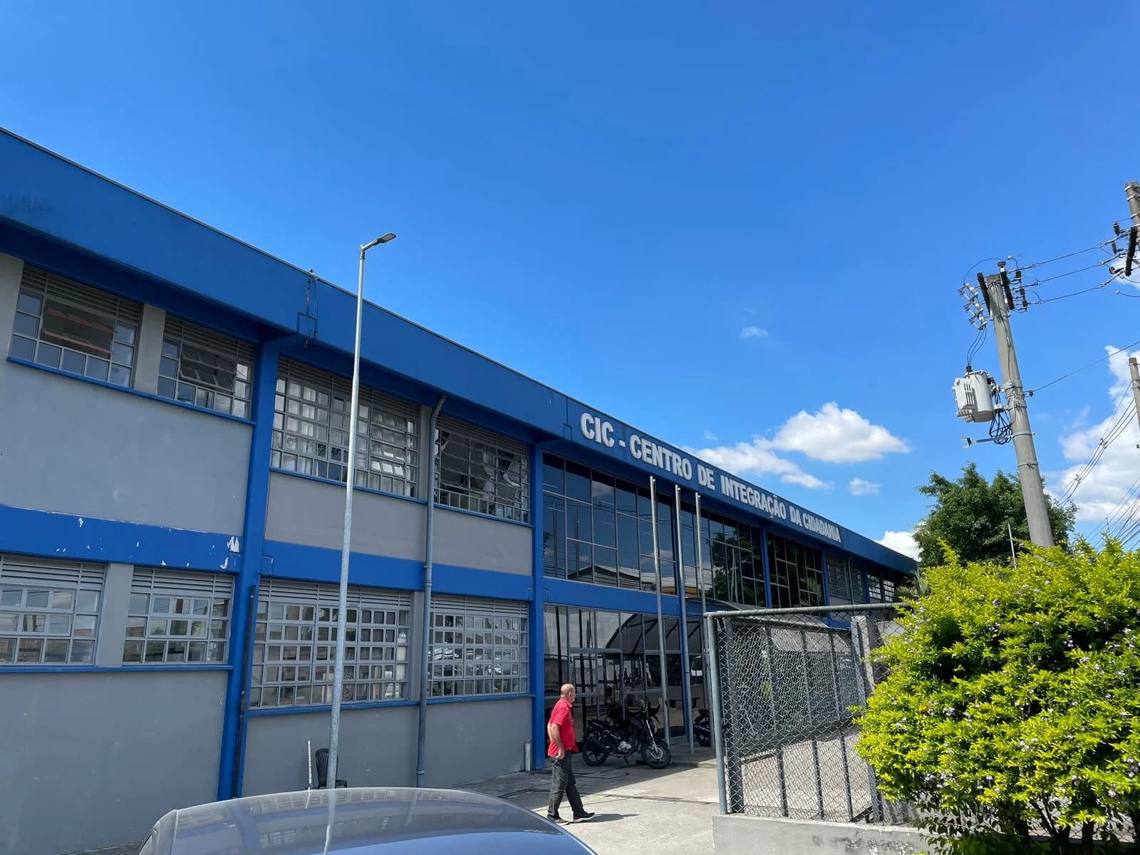 Fachada de um Centro de Integração da Cidadania em dia de céu limpo