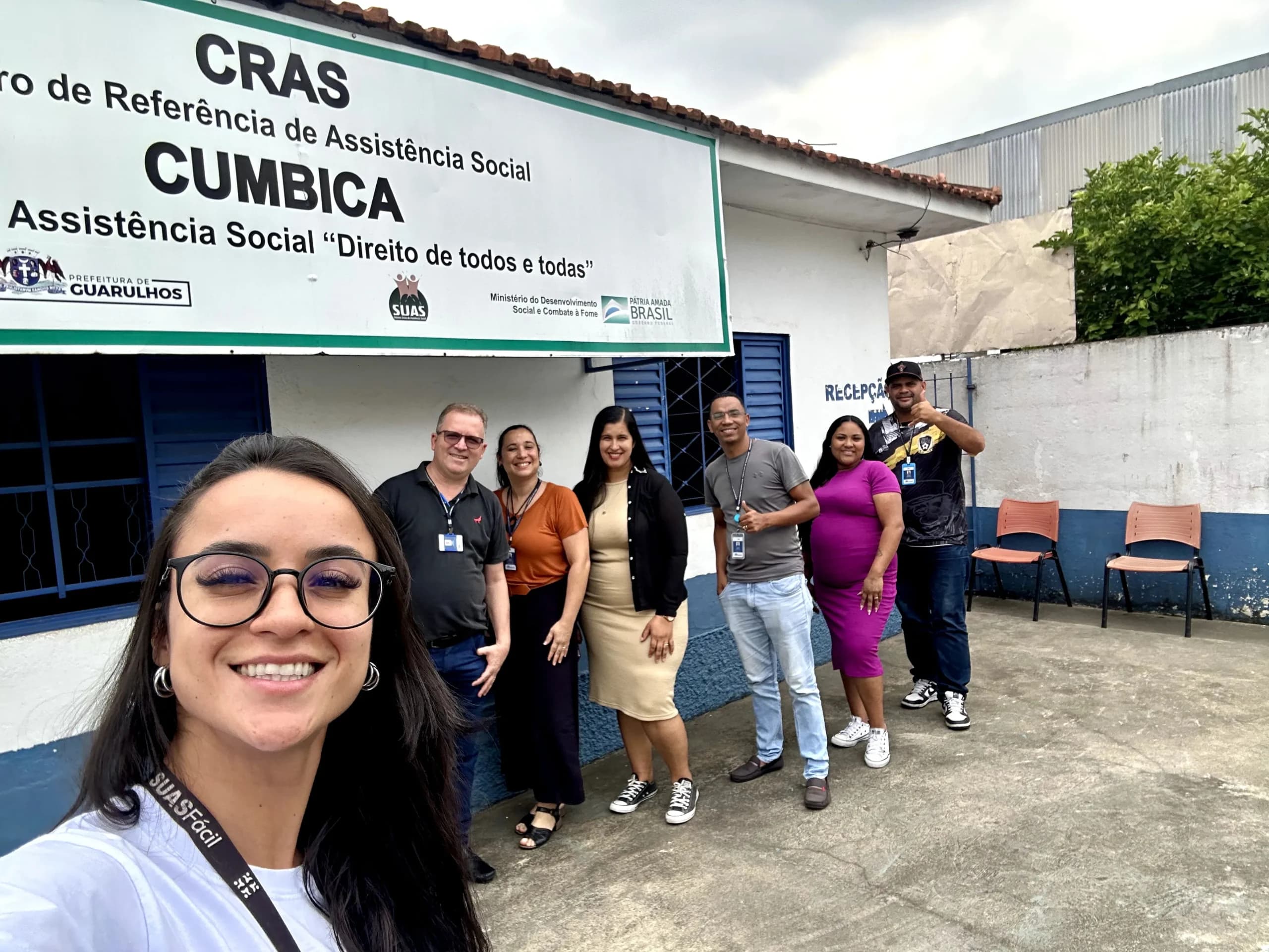Equipe de uma unidade do CRAS reunida na entrada do equipamento