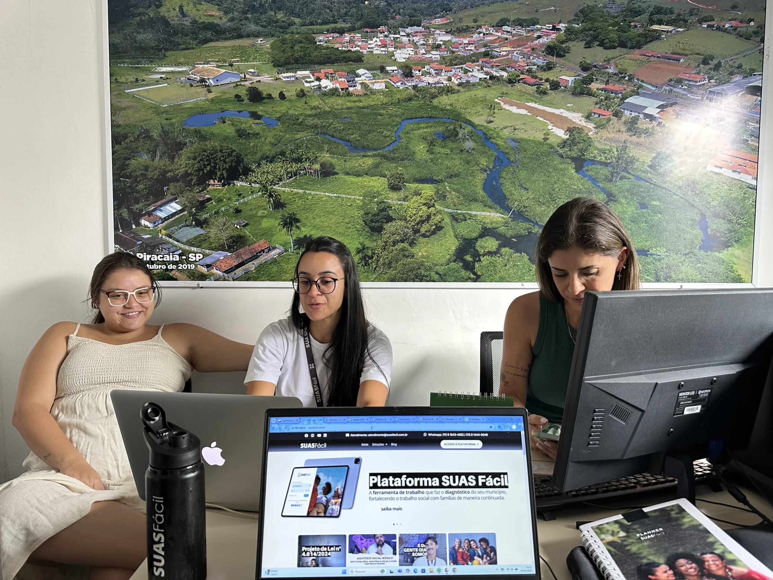 Equipe técnica do CRAS reunida durante o atendimento