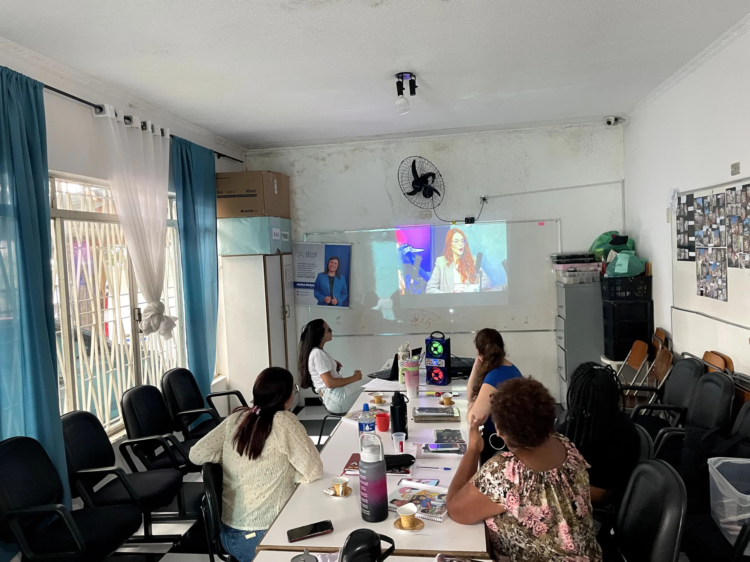 Turma reunida durante atividade coletiva em uma unidade socioassistencial