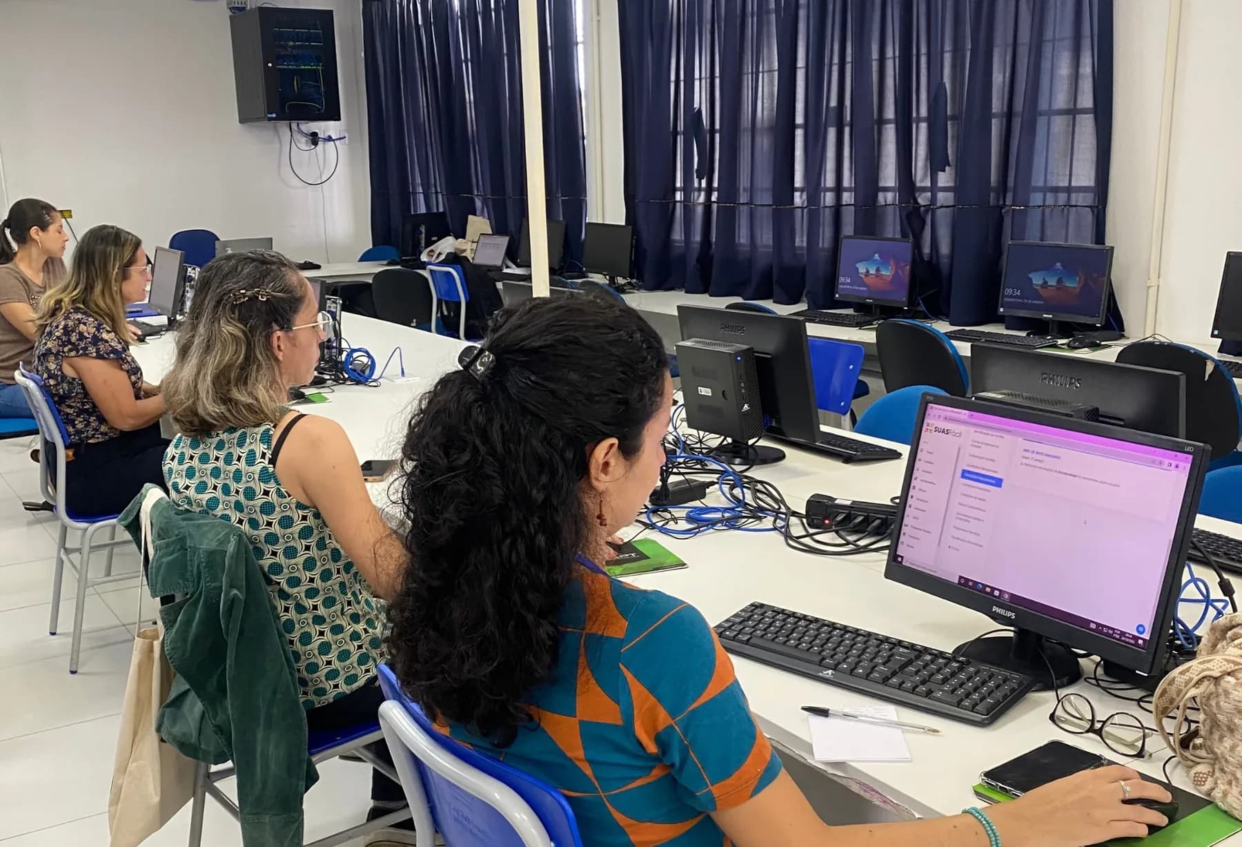 Profissional do SUAS usando a plataforma em um computador durante treinamento